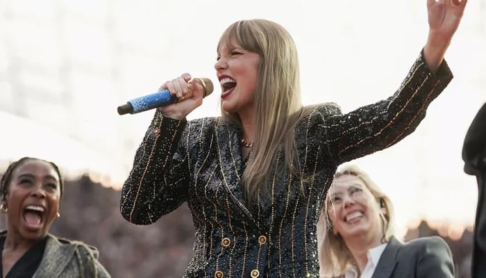 Taylor Swift duets with Warsaw crowd at final Poland Eras Tour show