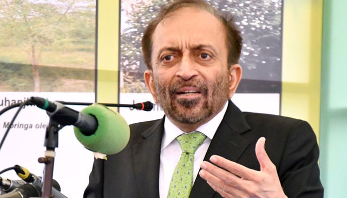 MQM-P leader Farooq Sattar speaks at the inauguration of a tree plantation drive at Karachis Bagh Ibne Qasim on August 1, 2024. — Facebook/Dr Farooq Sattar