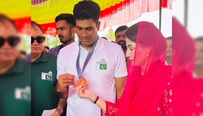 Punjab Chief Minister Maryam Nawaz with Olympian Arshad Nadeem in Mian Channu on August 13, 2024. —X/@pmln_org