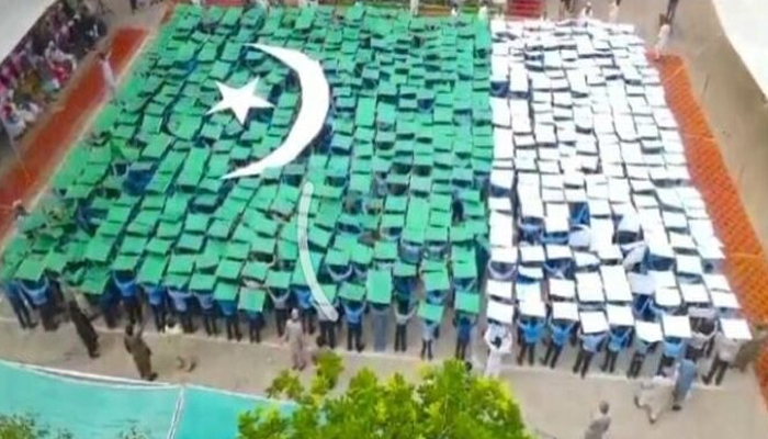 1,200 students form a huge flag in Pakpattan. — APP