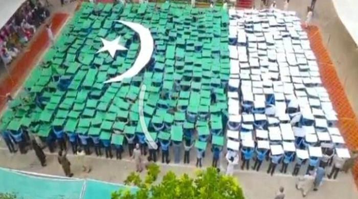 1,200 students form human flag in Pakpattan Dtrends