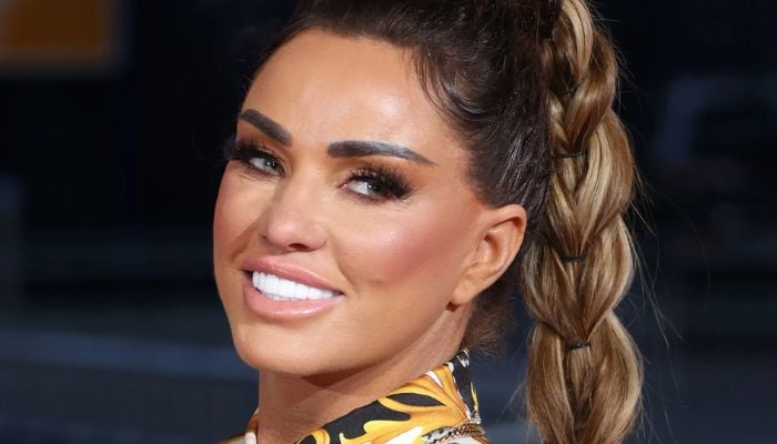 Katie Price flaunts 18-carot gold-plated jewelry amid bankruptcy hearing