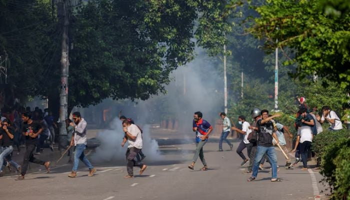 Bangladeshi student protesters run as police fire teargas during a coffin rally of anti-quota protesters at the University of Dhaka  in Dhaka, Bangladesh on July 17, 2024. — Reuters