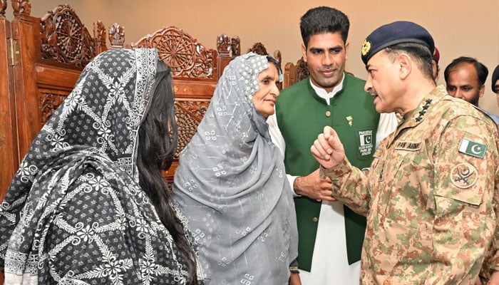 Chief of Army Staff (COAS) General Syed Asim Munir and Olympian Arshad Nadeems family members during a ceremony at Army Auditorium GHQ in Rawalpindi on August 16, 2024. — ISPR