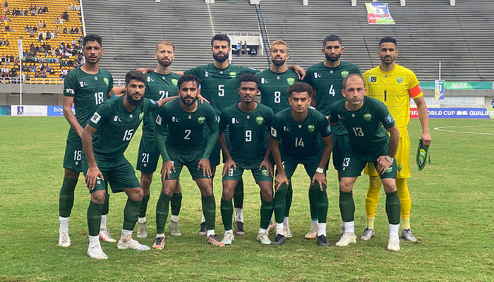 Dalam gambar representasional ini, tim sepak bola putra Pakistan berpose untuk difoto sebelum pertandingan melawan Kamboja untuk kualifikasi Piala Dunia FIFA 2026 di Islamabad, Pakistan, pada 17 Oktober 2023. —PFF