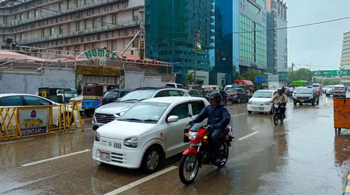 Rain lashes parts of Karachi as weather expert forecasts more downpour Dtrends