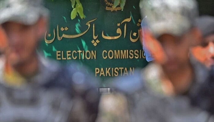 Paramilitary soldiers stand guard outside the Pakistan’s election commission building in Islamabad on August 2, 2022. — AFP