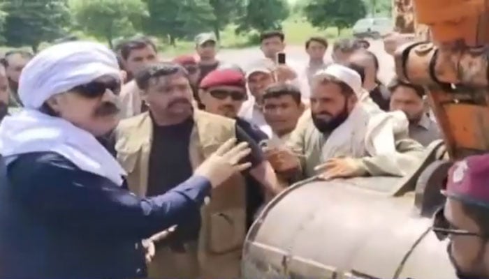 Khyber Pakhtunkhwa Chief Minister Ali Amin Gandapur distributes cash among party workers on August 22, 2024. — Screengrab/Geo News