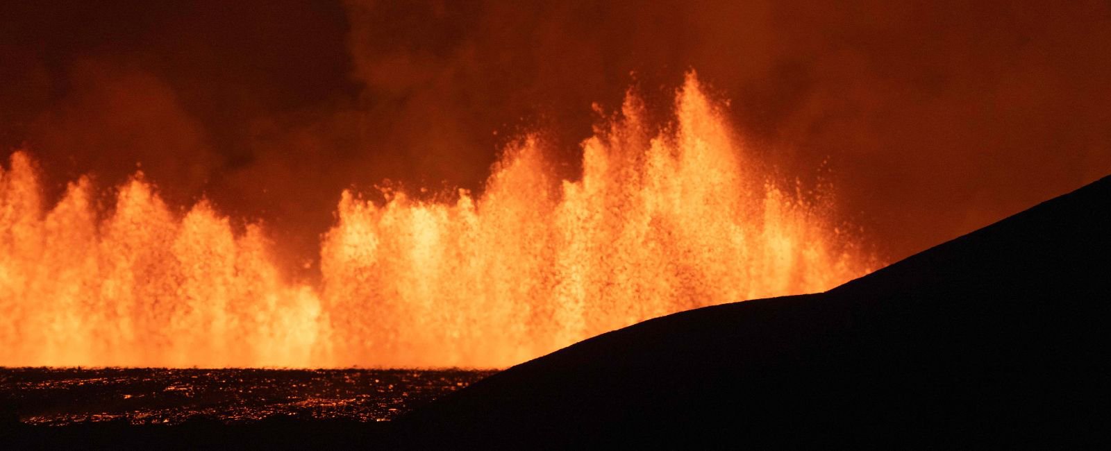 Lava splashing into itself making high waves after a volcanic eruption on August 23, 2024 near the Grindavik on the Icelandic peninsula of Reykjanes. — AFP