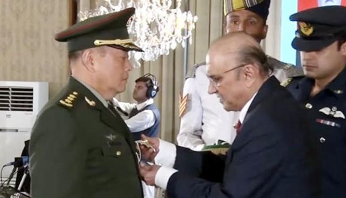 President Asif Ali Zardari confers the Nishan-i-Imtiaz (Military) award to Commander of the Ground Forces of China’s People’s Liberation Army (PLA) General Li Qiaoming at Aiwan-e-Sadr on August 27, 2024. — APP