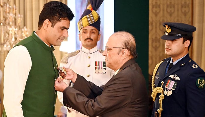 Olympic gold medallist Arshad Nadeem receiving the Hilal-e-Imtiaz from President Asif Ali Zardari on August 29, 2024. — PID