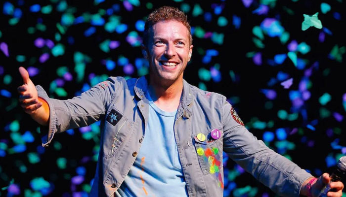 Chris Martin surprises Dublin crowd with street performance