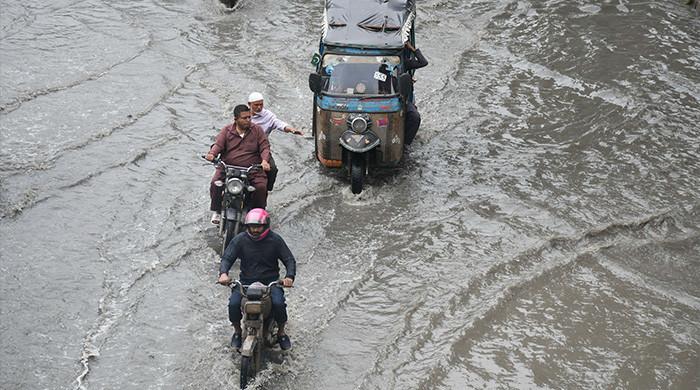 Sporadic rain lashes parts of Karachi as Cyclone Asna ‘takes a westward turn’ Dtrends