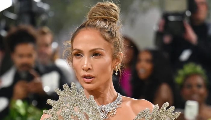 Jennifer Lopez in her element again as she dances on shopping mall escalator