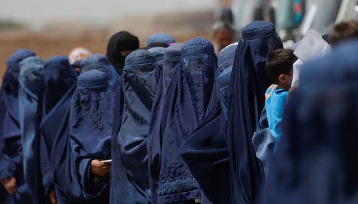 Displaced Afghan women stand waiting to receive cash aid for displaced people in Kabul, Afghanistan, July 28, 2022. — Reuters