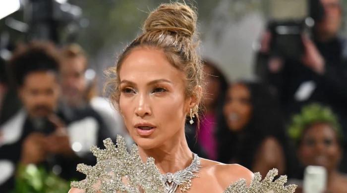 Jennifer Lopez in her element again as she dances on shopping mall escalator