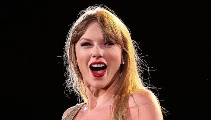 Taylor Swifts chic style leaves fans awestruck