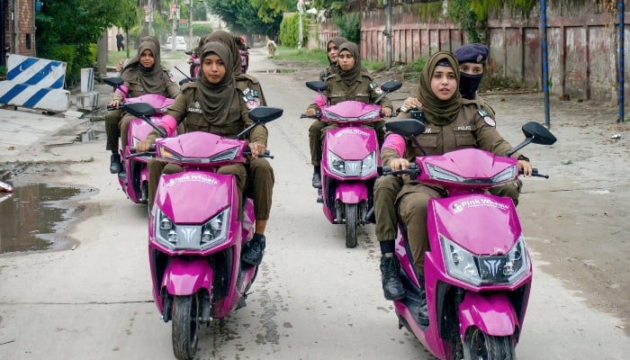 Women police personnel under Pakistan´s Pink Wheels project, initiated for women safety, patrol a street in Gujranwala on September 3, 2024. —AFP