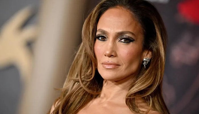 Jennifer Lopez looks drop-dead gorgeous at ‘Golden Globe pre party