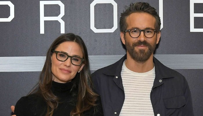 Photo: Ryan Reynolds opens new doors for Jennifer Garner: Source