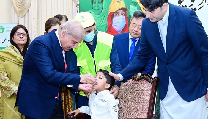 PM Shehbaz Sharif administers oral polio vaccine to a child during the inaugural ceremony of nationwide anti-polio drive in Islamabad on September 8, 2024. — PID