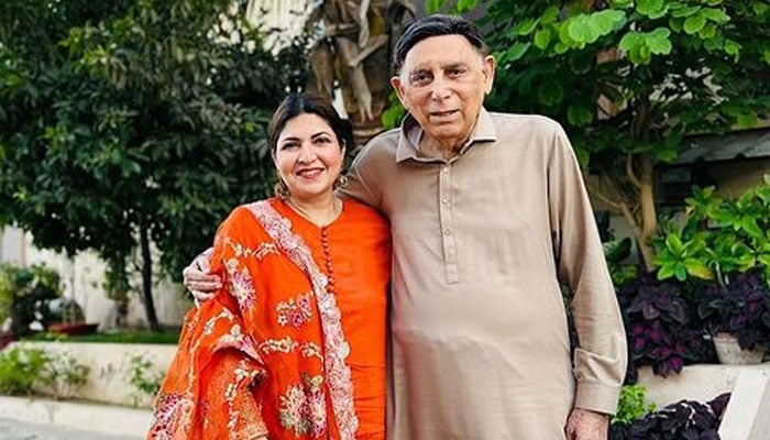 Senior Pakistani actress Shagufta Eijaz poses with her husband Yahya Siddiqui. — Instagram/@shaguftaejazoffical