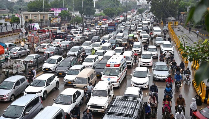 A view of traffic on roads during peak hours in Karachi on August 29, 2024. — APP