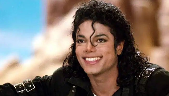 Michael Jackson’s old friend has revealed shocking details behind his nose job