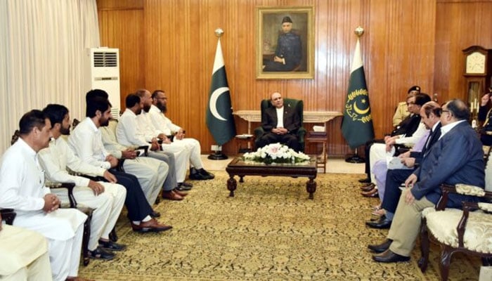 President Asif Ali Zardari is seen in a meeting with a delegation from migrants from IIOJK at President House. — APP