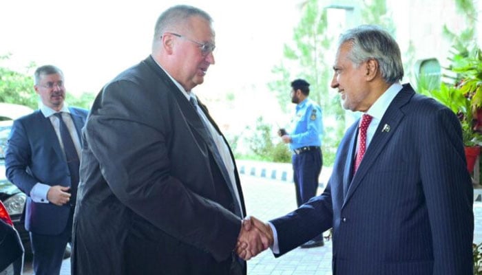 Deputy Prime Minister Ishaq Dar (right) welcomes Russian Deputy Prime Minister, Alexei Overchuk, on his arrival at the Ministry of Foreign Affairs, Islamabad, September 18, 2024. — PID