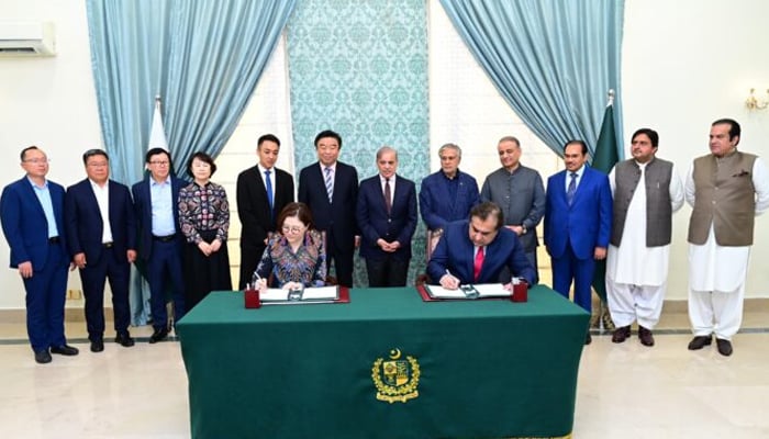 The Board of Investment and Chinese textile firm RUYI Shangdong signing a Memorandum of Understanding in the presence of Prime Minister Shehbaz Sharif on Friday. — APP