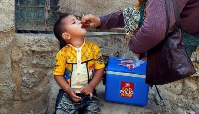 Seorang petugas kesehatan memberikan obat tetes polio kepada seorang anak.— Reuters/File