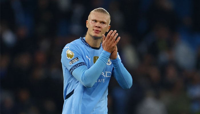 Pemain Manchester City Erling Haaland memberi tepuk tangan kepada para penggemar setelah pertandingan Liga Primer melawan Arsenal di Stadion Etihad, Manchester, Inggris pada 22 September 2024. — Reuters