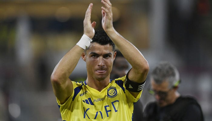 Pemain Al Nassr Cristiano Ronaldo bertepuk tangan kepada para penggemar setelah pertandingan Liga Pro Saudi melawan Al Fayah di Stadion King Abdullah Sports City, Buraidah, Arab Saudi pada 27 Agustus 2024. — Reuters