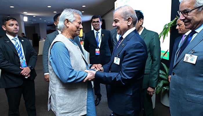 Bangladesh Interim Governments Chief Advisor Dr Muhammad Yunus receives PM Shehbaz Sharif at the reception to commemorate 50th anniversary of Bangladeshs UN membership in New York on September 25, 2024. — PID