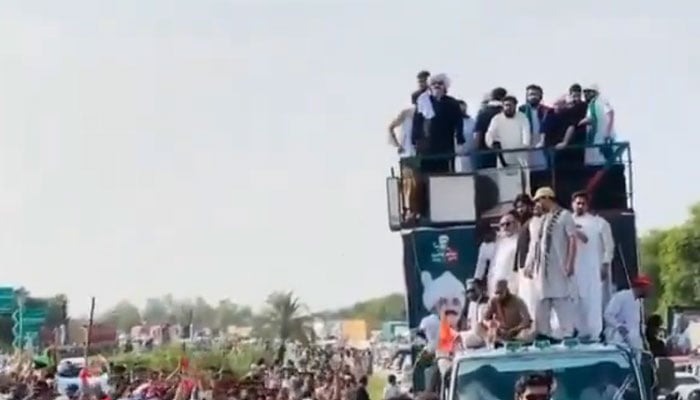 Khyber Pakhtunkhwa (KP) Chief Minister Ali Amin Gandapur leading a convoy to Rawalpindi ahead of Pakistan Tehreek-e-Insaf’s (PTI) protest on September 28, 2024. — X/@PTIofficial