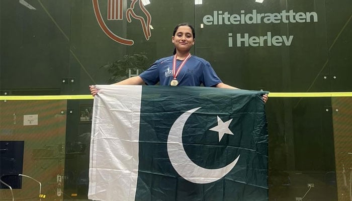 Mahnoor Ali poses with the Pakistan flag with her medal at the HEAD Danish Junior Open on September 29, 2024. — Facebook/Khyber Pakhtunkhwa Squash Association