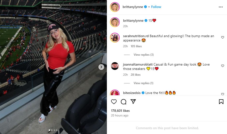 Brittany Mahomes flaunts baby bump at Chiefs Chargers game