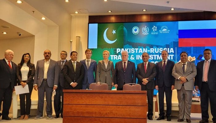 A group photo of Pakistani and Russian delegation participating in the inaugural Pakistan-Russia Trade and Investment Forum in Mosco on October 1, 2024. — X/ @PakinRussia