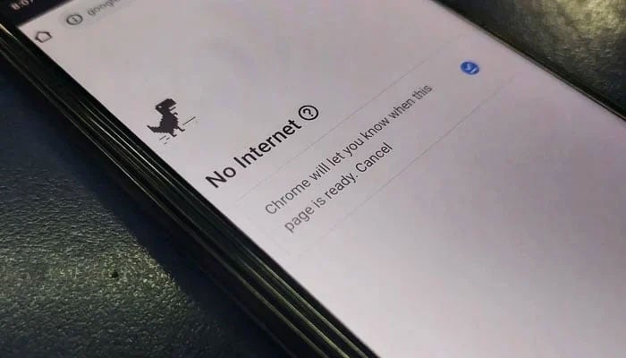 No internet sign can be seen on a phone in Karachi, on May 12, 2023, amid the governments blockage of internet services across country. — Geo.tv