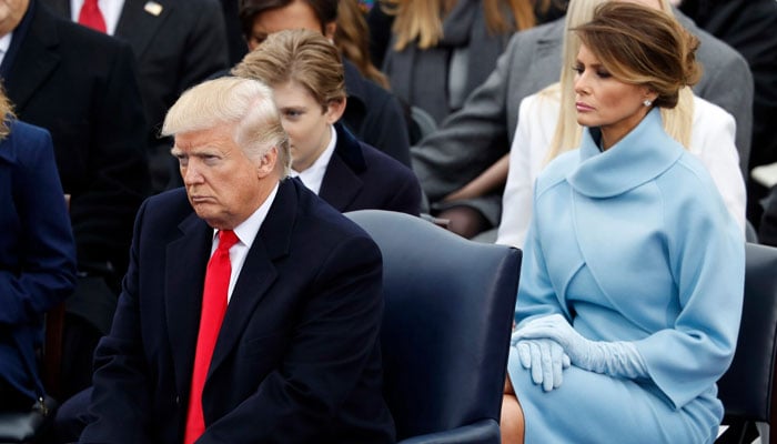 A ex-primeira-dama dos Estados Unidos, Melania Trump, está sentada atrás do marido e ex-presidente dos EUA, Donald Trump, nesta foto sem datas. – Reuters/Arquivo