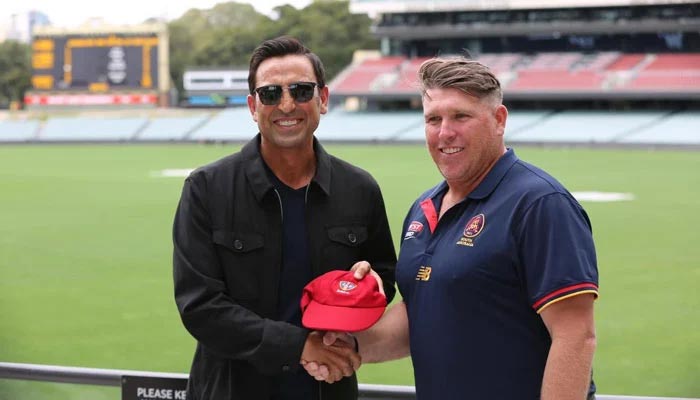 O ex-capitão do Paquistão Younis Khan recebe o boné oficial do South Australia Redbacks de Mark Cosgrove, ex-jogador de críquete australiano e atual treinador de alto desempenho da South Australian Cricket Association (SACA). - Fornecido