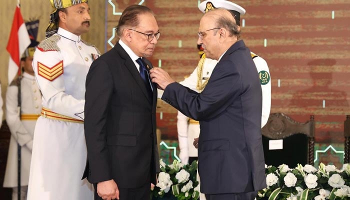 President Asif Ali Zardari conferring Nishan-e-Pakistan upon PM Ibrahim in Islamabad on October 3, 2024. — PID