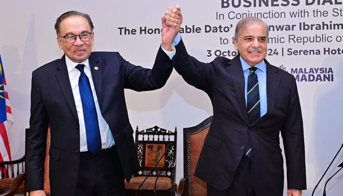 Prime Minister Shehbaz Sharif (right) and Malaysias Prime Minister Anwar Ibrahim at Pakistan-Malaysia High Level Business Dialogue in Islamabad on October 3, 2024. — PID