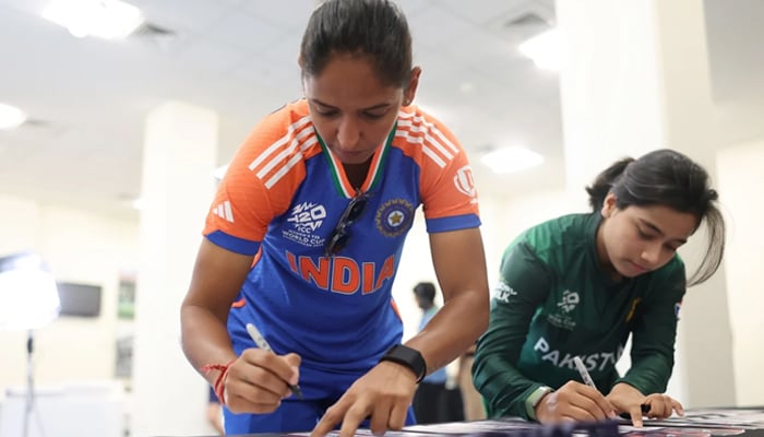 La india Harmanpreet Kaur (izq.) y la paquistaní Fatima Sana en la sesión fotográfica de capitanes de la Copa Mundial Femenina T20 2024 el 2 de octubre de 2024. – ICC