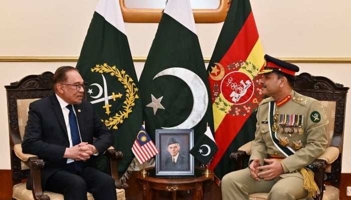 Malaysian Prime Minister Dato Seri Anwar Ibrahim (left) and Chief of Army Staff (COAS) General Syed Asim Munir. —ISPR