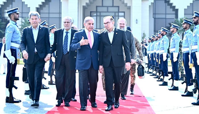 PM Shehbaz Sharif bidding farewell to Malaysian counterpart Dato Seri Anwar Ibrahim at Nur Khan Air Base, Rawalpindi, on October 4, 2024. — PID