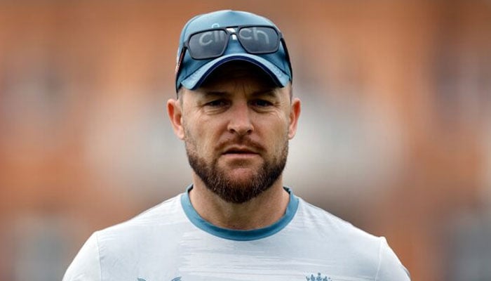 Pelatih Inggris Brendon McCullum saat latihan di Lords Cricket Ground, London, Inggris pada 16 Agustus 2022. — Reuters