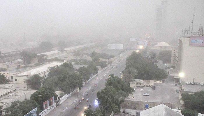 Dusty winds hit Karachi. — APP/File