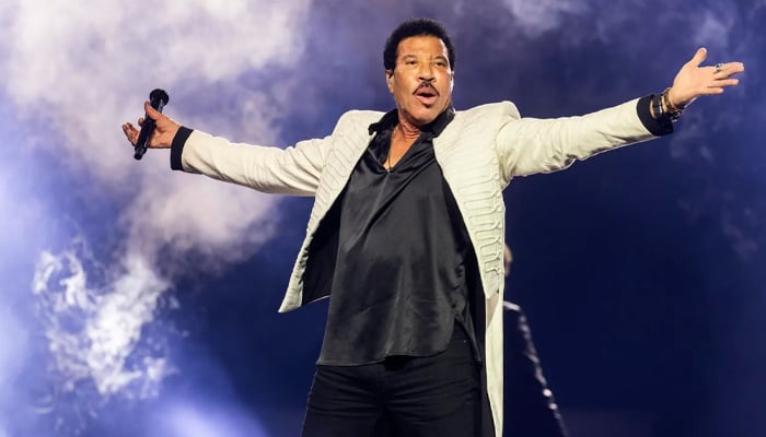 Lionel Richie gears to release painfully shy memoir